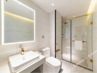 7Tian Lian Suo Jiu Dian (Guang Zhou Shi Qiao Di Tie Zhan Yi Fa Bu Xing Jie Dian )