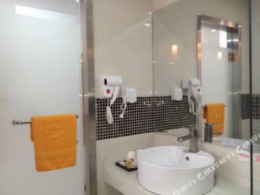 Shang Ke You Jiu Dian (Guang Zhou Bai Yun Ji Chang Ren He Di Tie Zhan Dian )