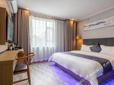 Yi Mi Jiu Dian (Guang Zhou Luo Gang Xiang Xue Di Tie Zhan Dian )