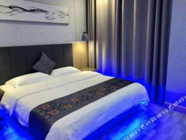 Yi Mi Jiu Dian (Guang Zhou Luo Gang Xiang Xue Di Tie Zhan Dian )