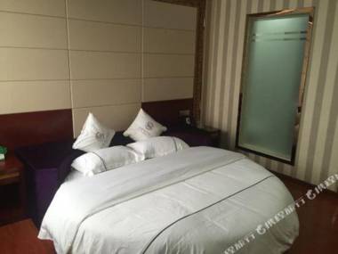 Gao Ya Jia Ri Jiu Dian Guang Zhou Da Shi Di Tie Zhan Dian