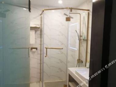 Hua Tian You Pin Jiu Dian Guang Zhou Chen Jia Ci Di Tie Zhan Dian