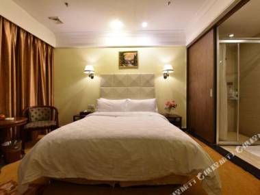 Fo Shan Bi Hua Li Shang Wu Jiu Dian Nan Feng Gu Zao Zhang Cha Di Tie Zhan Dian