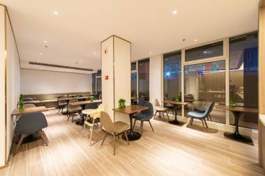 Hanting Hotel Dalian Railway Station Light Rail Station