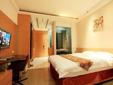 Da Lian Guo Ji Jiu Dian Gong Yu Zhong Shan Guang Chang Huo Che Zhan Dian