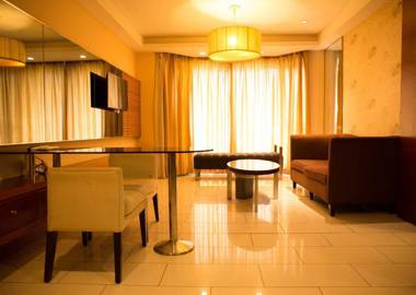 Da Lian Guo Ji Jiu Dian Gong Yu Zhong Shan Guang Chang Huo Che Zhan Dian