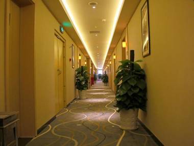 7 Days Premium·Chongqing Nanping Pedestrian Street LRT Station