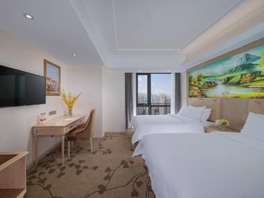 Vienna Hotel Chongqing Yangjiaping Pedestrian Street Light Railway Station