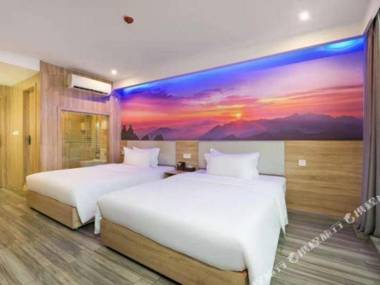 Yushangju Hotel(Chongqing Jinjian Road Metro Station)