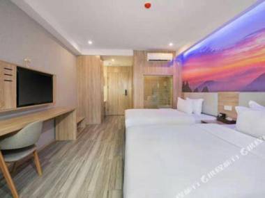 Yushangju Hotel(Chongqing Jinjian Road Metro Station)