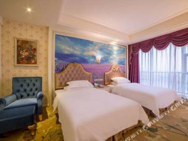 Eiffel International Hotel (Chengdu Hongpailou Metro Station)