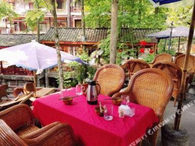 Qing Cheng Hou Shan You Yi Cun Ru Yi Shan Zhuang