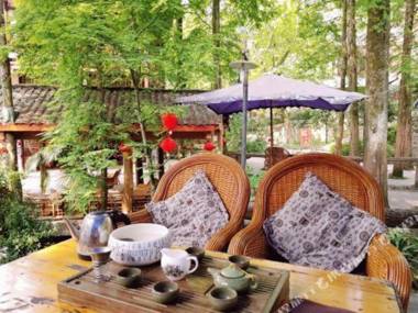 Qing Cheng Hou Shan You Yi Cun Ru Yi Shan Zhuang