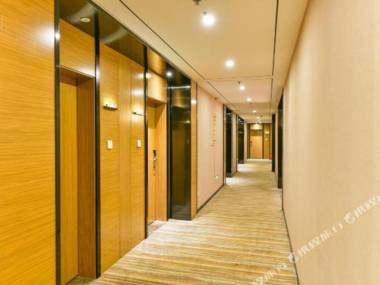 Kong Gang Ming Zhu Jiu Dian (Cheng Dou Shuang Liu Guo Ji Ji Chang Dian )