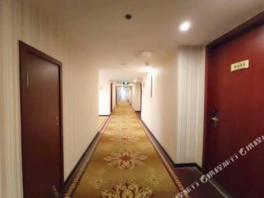 Lu Dao Jing Pin Jiu Dian Cheng Dou Long Zhua Yan Di Tie Jin Nan Tian Jie Dian