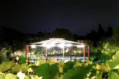 Yi Su Li - Courtyard in the City