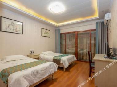 Qing Zhu Jiu Dian Dong Fang Zhi Xing (Chun Qiu Yan Cheng Da Xue Cheng Dian )