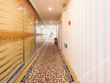 Qing Zhu Jiu Dian Dan Qing Bai He Chang Zhou Gao Tie Bei Zhan Dian