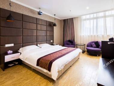 Qing Zhu Jiu Dian Dan Qing Bai He Chang Zhou Gao Tie Bei Zhan Dian