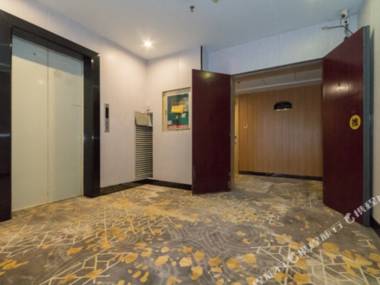 Le Dao Shang Wu Jiu Dian Liu Zhou Gu Bu Jie Gao Tie Zhan Dian