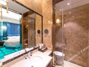 Jia Xin Ming Ren Jiu Dian (Fu Cheng Qu Mian Yang Huo Che Zhan Dian )