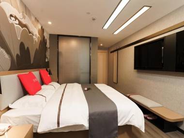 Thank Inn Henan Xinyang Yangshan District East High-speed Railway Station