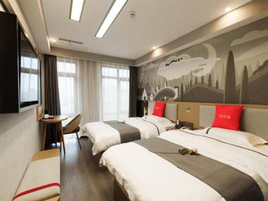 Thank Inn Henan Xinyang Yangshan District East High-speed Railway Station