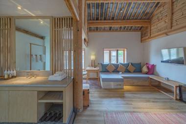 Arro Khampa by Zinc Journey Lijiang