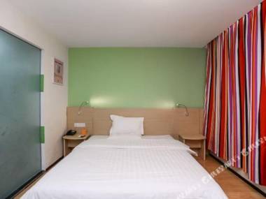 7Tian Lian Suo Jiu Dian (Li Jiang Gu Cheng Zheng Men Da Shui Che Zhong Xin Dian )