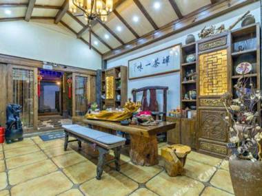Small Peak Palace Inn