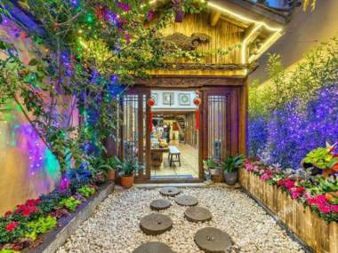 Small Peak Palace Inn