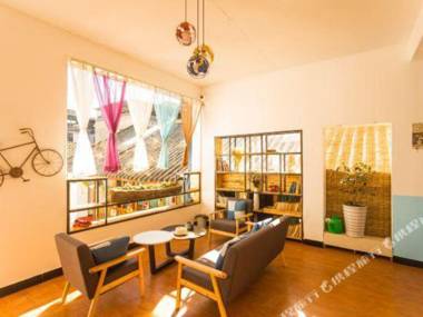 Da Li Shi Er Hao Shi Guang Guo Ji Qing Nian Lu She