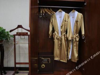 Nine-color Deer Hotel