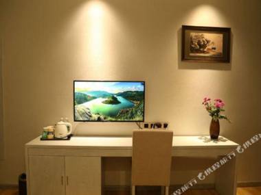 Shi You Kuai Jie Jiu Dian Guang Yuan Nan He Zhong Xin Guang Chang Dian