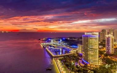 HUALUXE Haikou Seaview Hotel an IHG Hotel