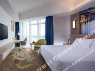 Wei Ye Na Guo Ji Jiu Dian (Dong Guan Qiao Tou Guang Chang Dian )