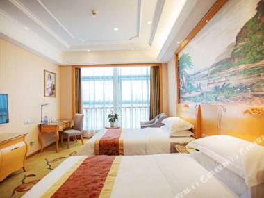 Vienna International Hotel (Leshan High-speed Railway Station)