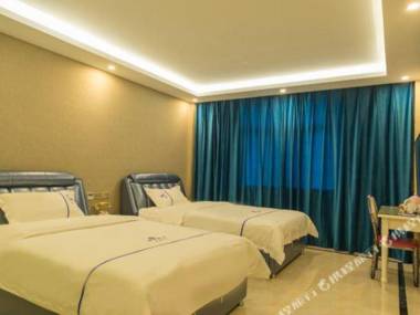 Honghu Blue Sky Theme Hotel