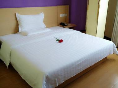 7Days Inn Huanggang Luotianhedong Street Dabieshan Night Supper Plaza