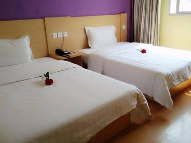 7Days Inn Huanggang Luotianhedong Street Dabieshan Night Supper Plaza