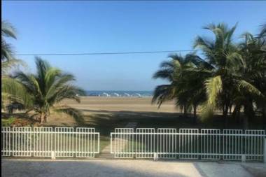 Amplio apt de 3 alcobas edificio primera linea de playa