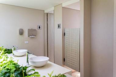 La Boquilla 4 personas frente a la playa