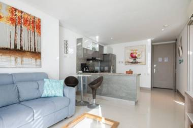 Relaxing 1 BR Beachfront Apartment w Wifi and Pool