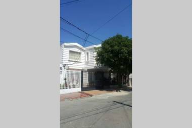 Habitación Privada 10 min de la playa entrada independiente.