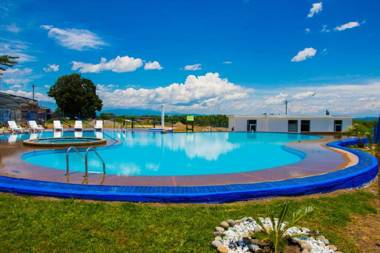 Apartamento con Parqueadero Piscinas y Wifi en Montenegro a 5 min del Parque del Café