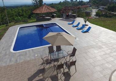 Finca con Piscina Privada cerca a Filandia