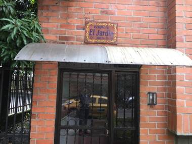 Excelente moderno amoblado y bien ubicado apartamento en Laureles Medellín