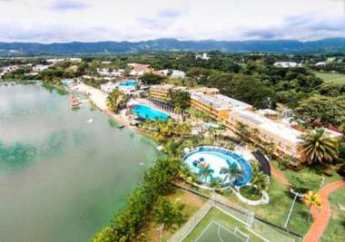 Quinta con Piscina Privada en el condominio campestre el Peñon Girardot