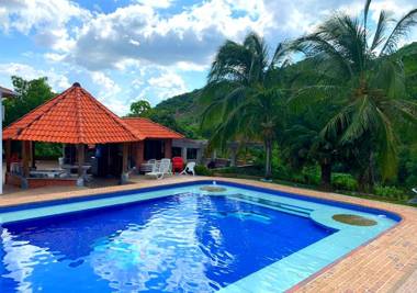 Finca con Piscina Privada Girardot