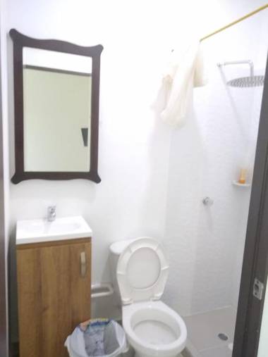 apartaestudio parejas 10 mnts del terminal centro de eventos valle del pacifico y del centro de la ciudad salida al aeropuerto